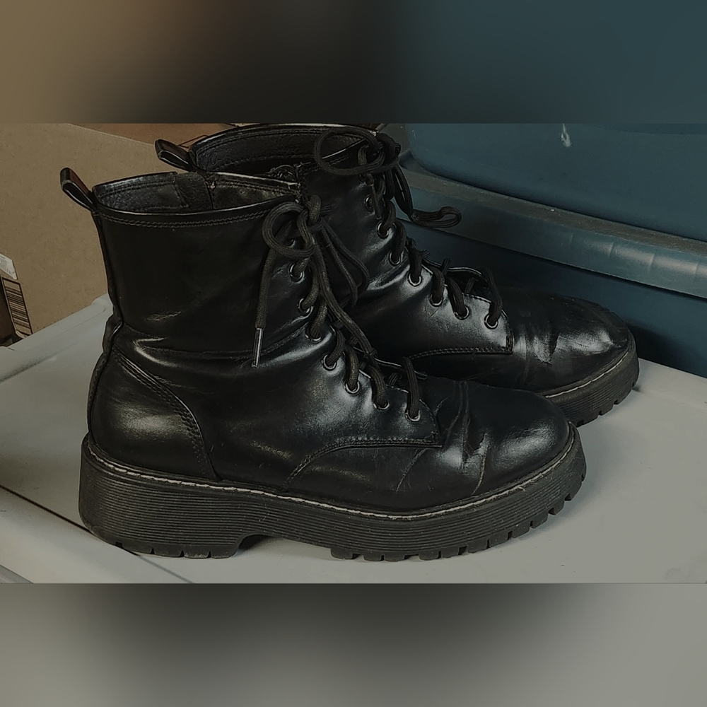 No Boundaries Women's Combat Boots in black. Size 11!